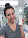 Jana K. Selfie mit NOOVU 4-in-1 Reise-Dispenser