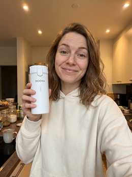 Lisa M. Selfie mit NOOVU 4-in-1 Reise-Dispenser