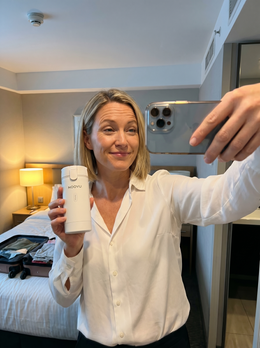 Melanie R. Selfie mit NOOVU 4-in-1 Reise-Dispenser